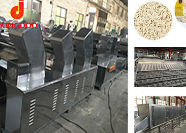 Tallarines industriales de los SS que hacen la máquina, cadena de producción frita no- de los tallarines
