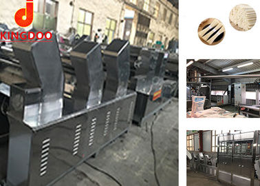Tallarines secos profesionales que hacen la máquina secada para pegar la producción de los tallarines